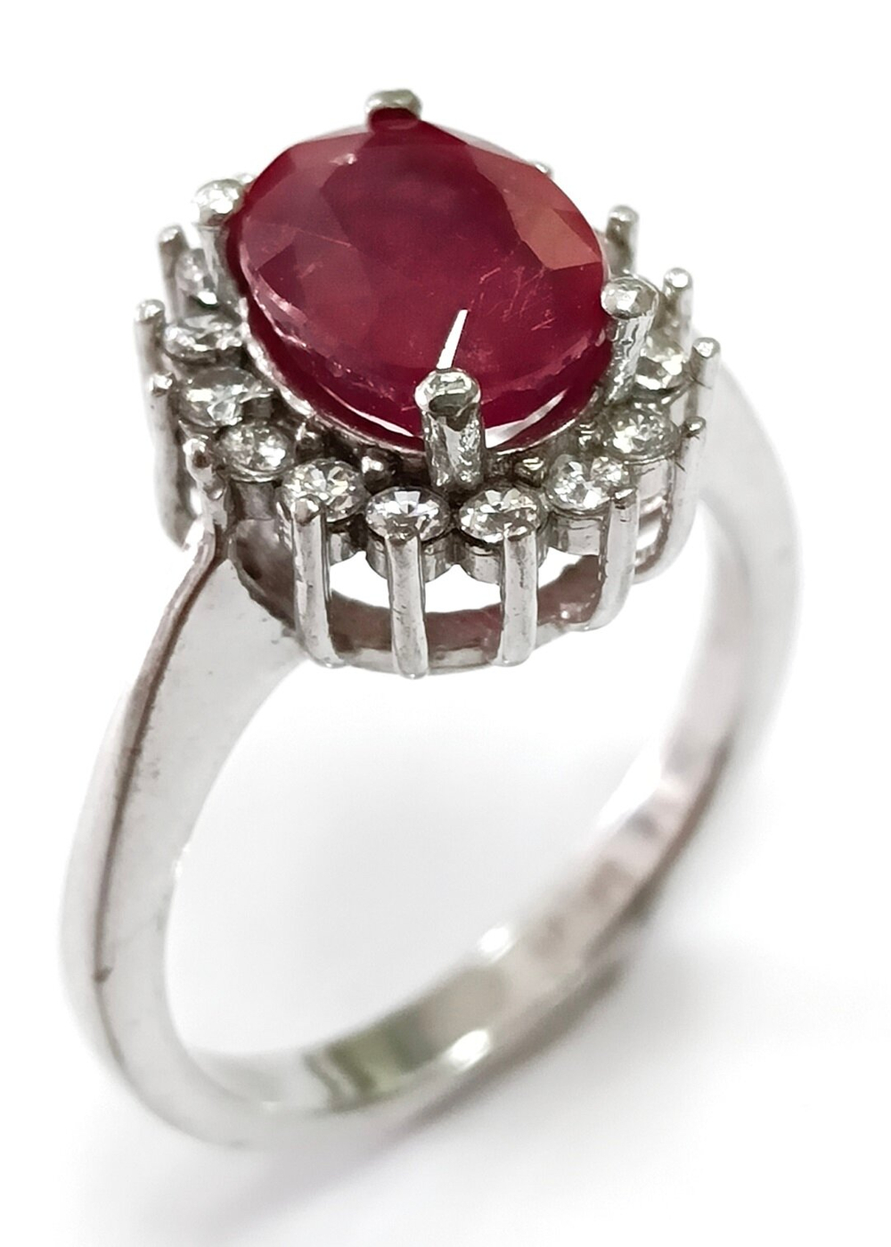 Ювелирное кольцо из серебра 925 пробы,вставка рубин,фианиты
