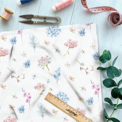 Ткань флис плотные грозди розовых и голубых цветов