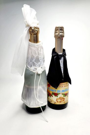 Наряды для свадебных бутылок в виде костюмов жениха и невесты