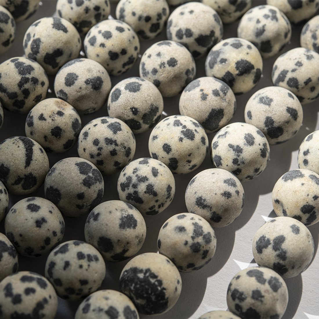 Аплит сатиновый натуральный (Яшма далматин), 10мм, шар