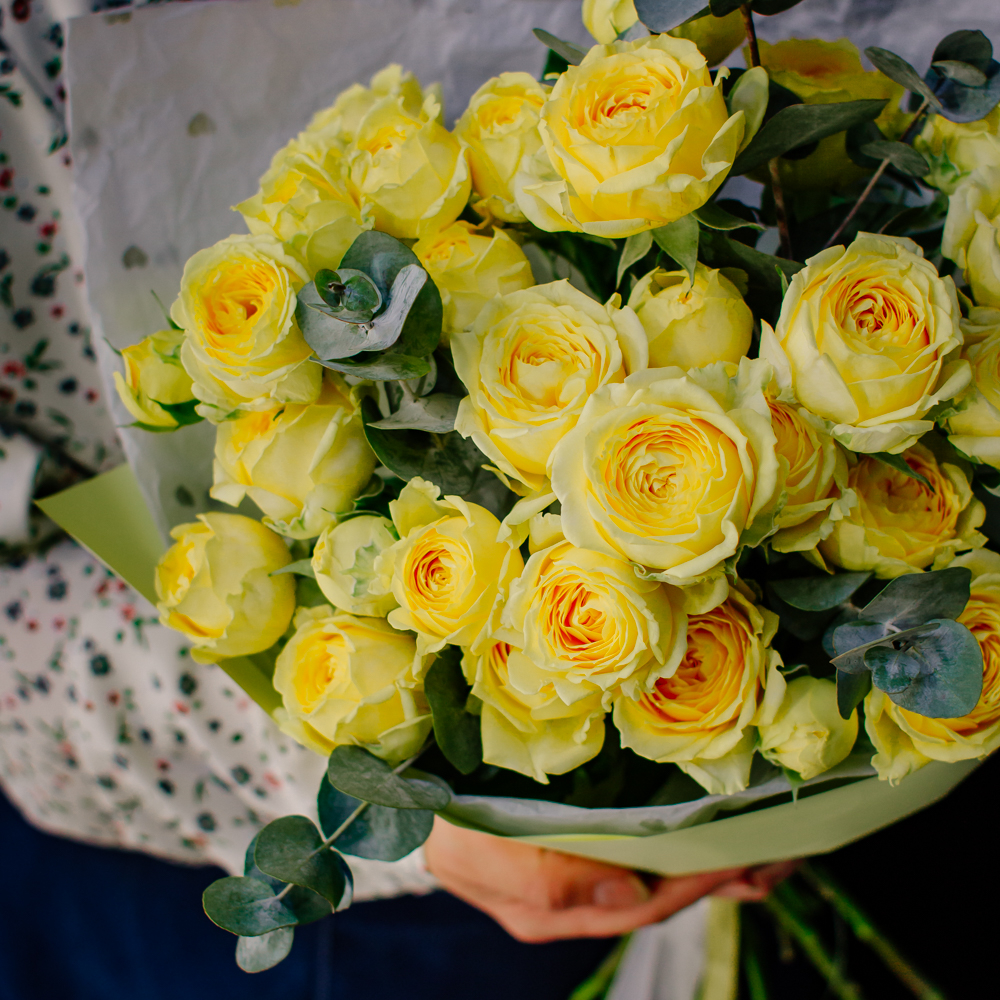 37. Сочный моно-букет из кустовых пионовидных роз