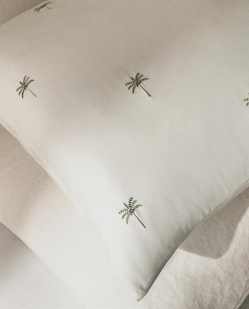 ZARA HOME НАВОЛОЧКА ИЗ САТИНА С ВЫШИВКОЙ, ЗОЛОТОЙ