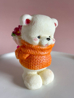 Фигурка из шоколадной глазури "Мишка с букетом"