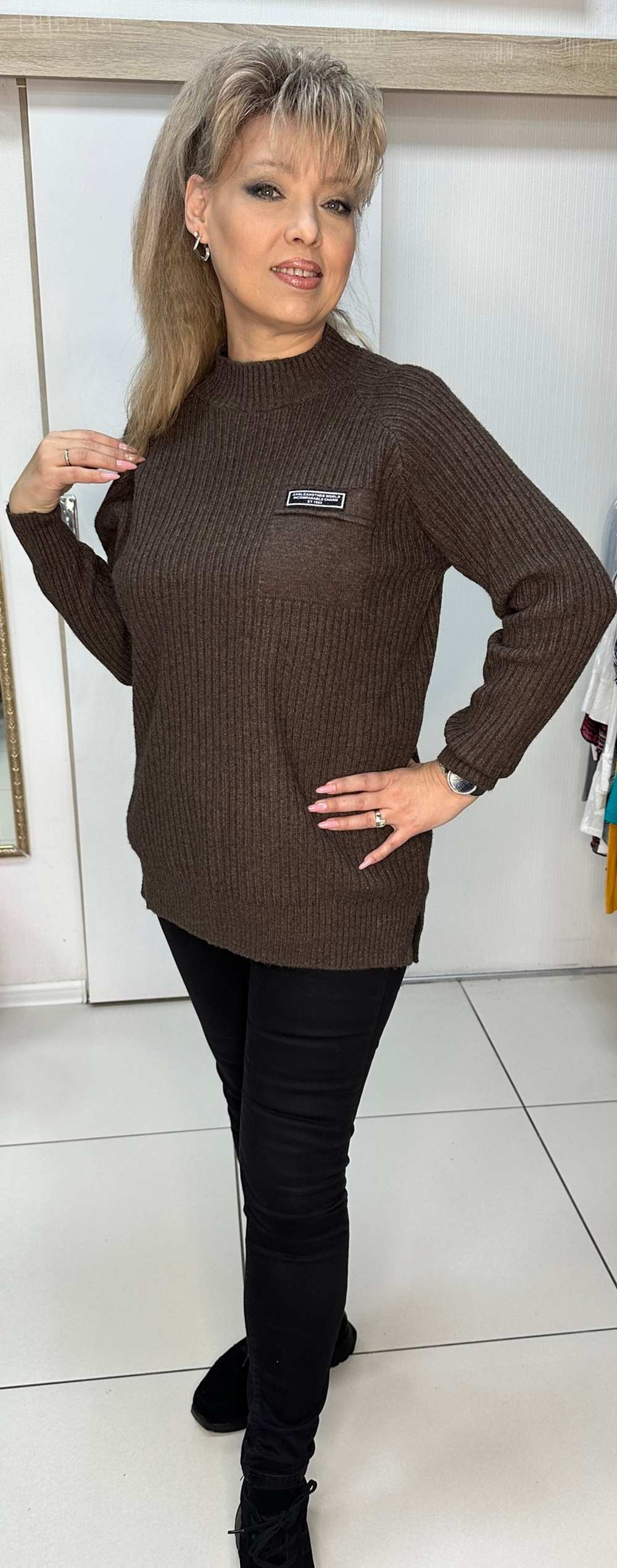 Коричневый удлиненный джемпер-"лапша" с разрезами