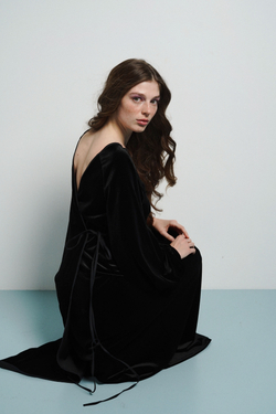 Платье с запахом на спине и длинным рукавом из бархата "Пока часы 12 бьют"
