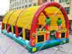 Коммерческий надувной батут "Веселый дом и звери в нём" с крышей 12*7*6 м