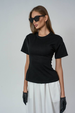 Футболка приталенная ,с разрезом сзади.