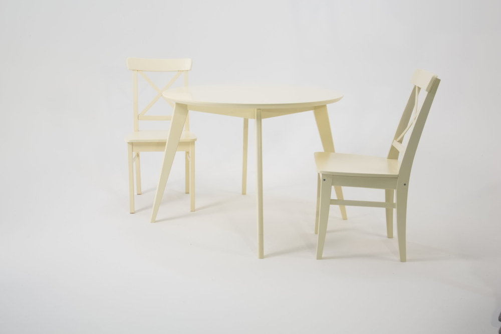 Стол Zip-mebel Сканди К 90 слоновая кость со стульями Ингольф слоновая кость