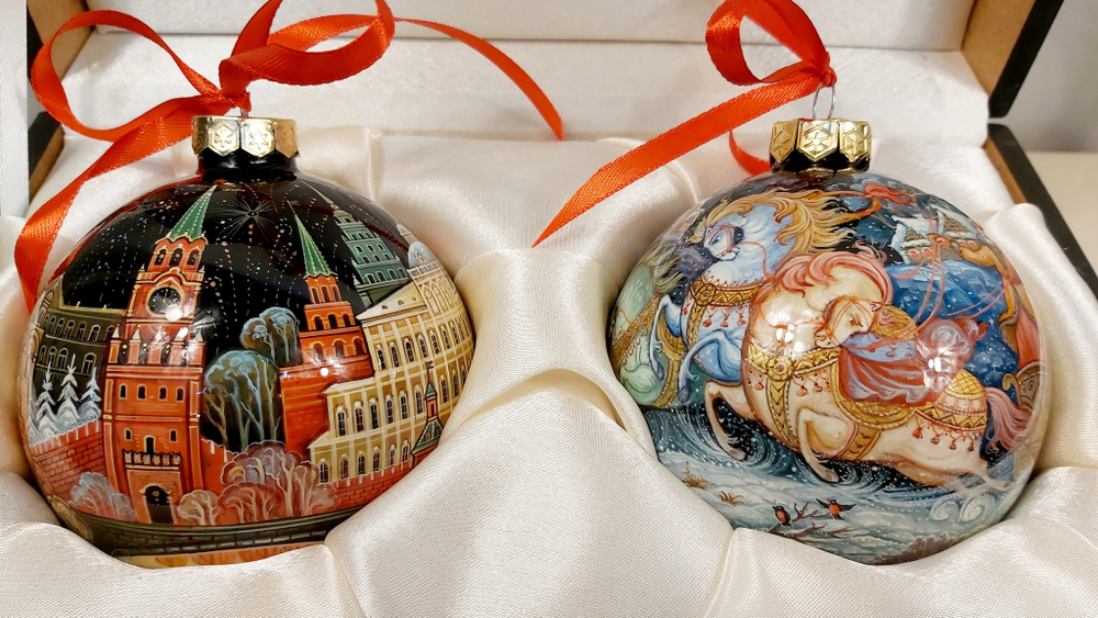 Набор новогодних шаров с полной росписью "Тройка" и  "Москва"