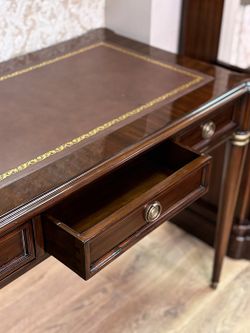 Письменный стол "Директор" с коричневой кожей