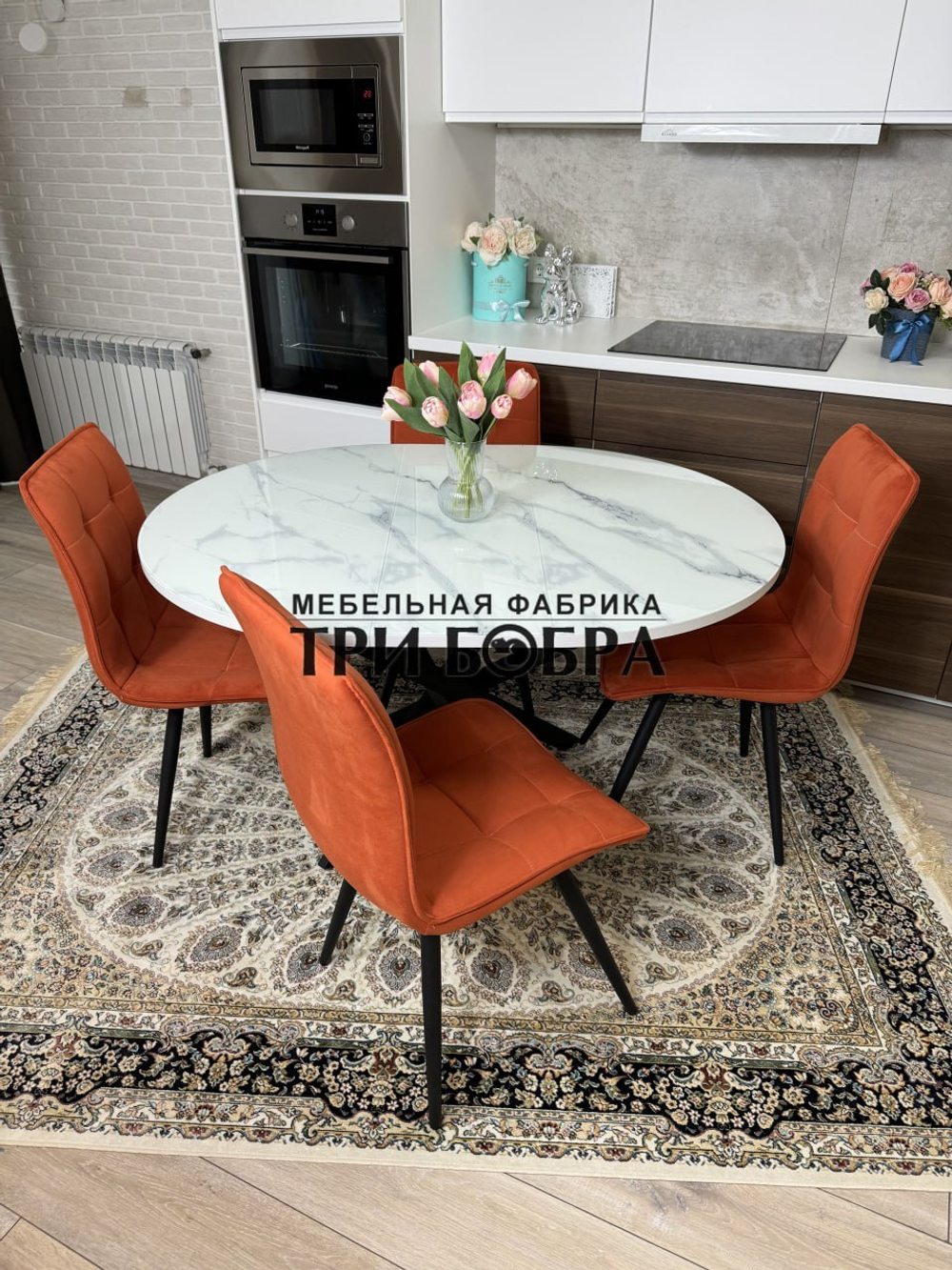 Круглый стеклянный раздвижной стол "Серый мрамор 262" и стулья "ГУЧИ" оранжевый