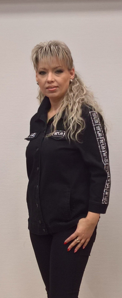 Короткий черный жакет из хлопка со стразовой отделкой