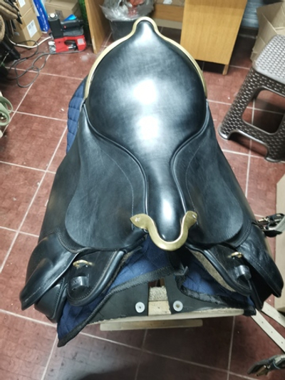 Седло офицерское с оковкой (1) для высокой холки.