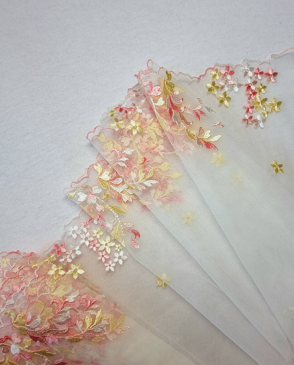 Вышивка на сетке цветы на молочном левая К171