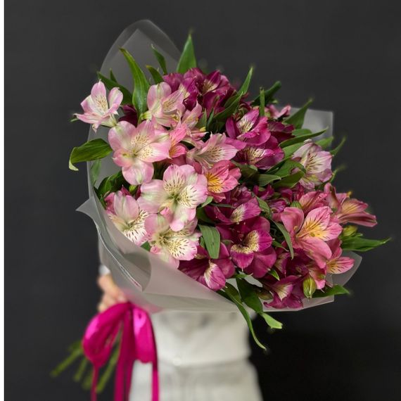 букет из альстромерий