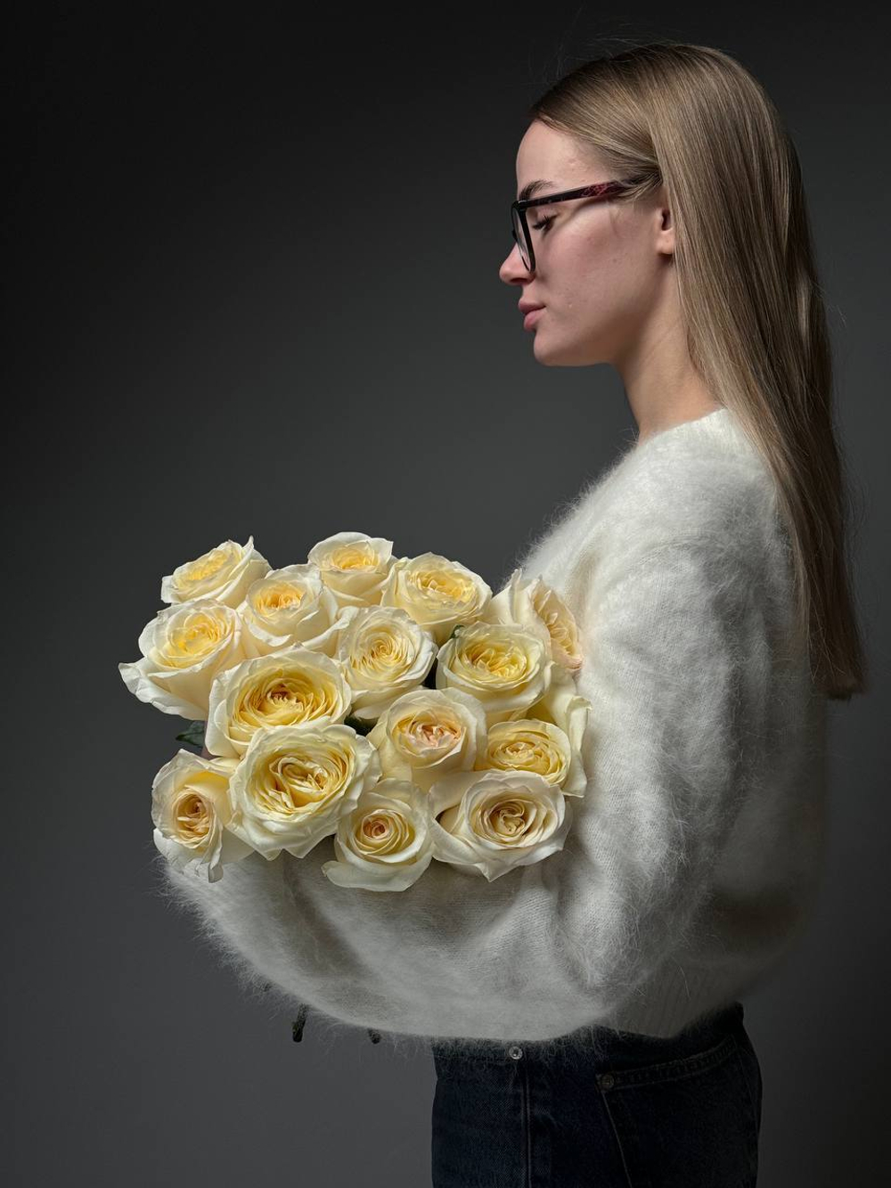 15 кремовых пионовидных роз