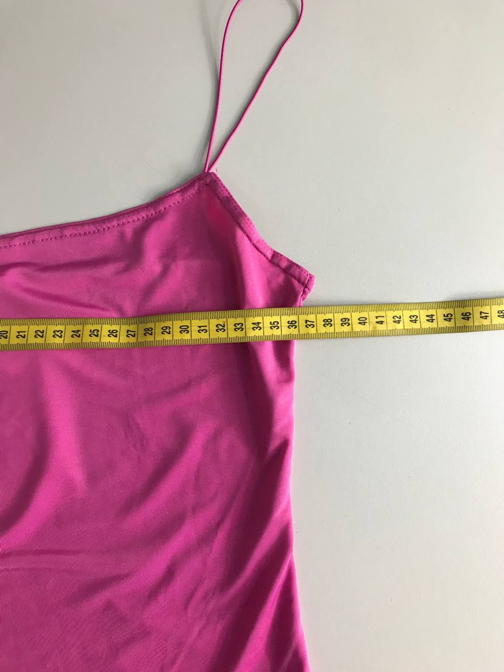 Топ Oodji яркого цвета, визуально на 40 размер