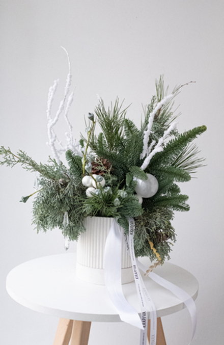 Хвойная композиция с белым декором