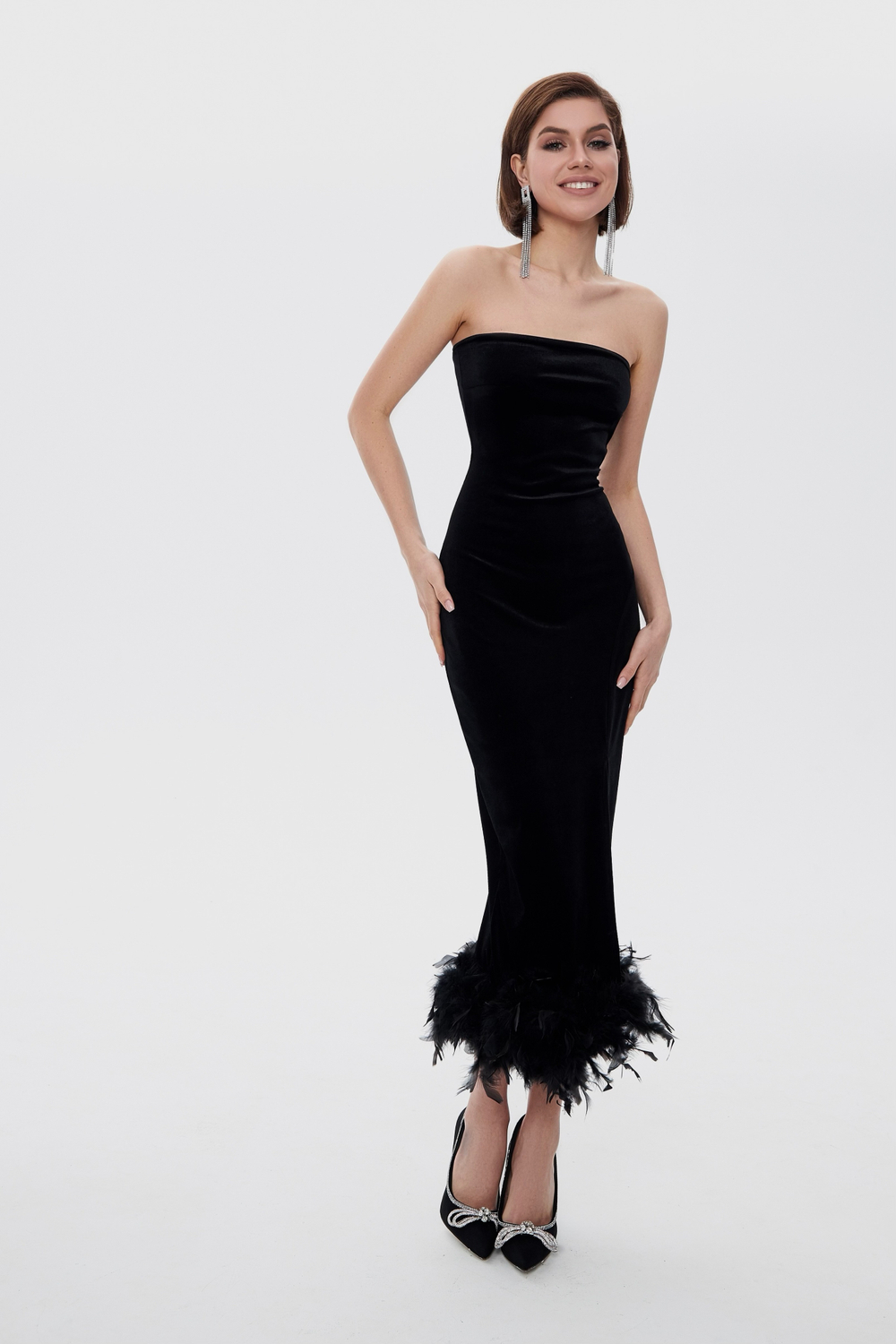 Платье длинное с крупными перьями снизу