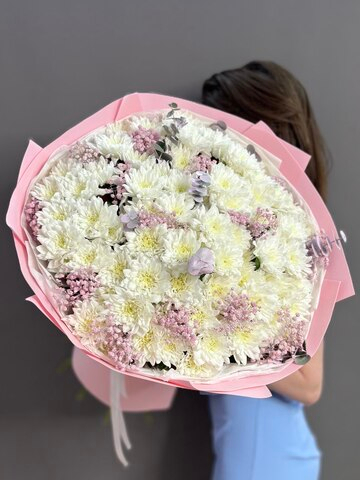 Букет из 15 белых кустовых хризантем сорта "Балтика" с розовой гипсофилой и эвкалиптом
