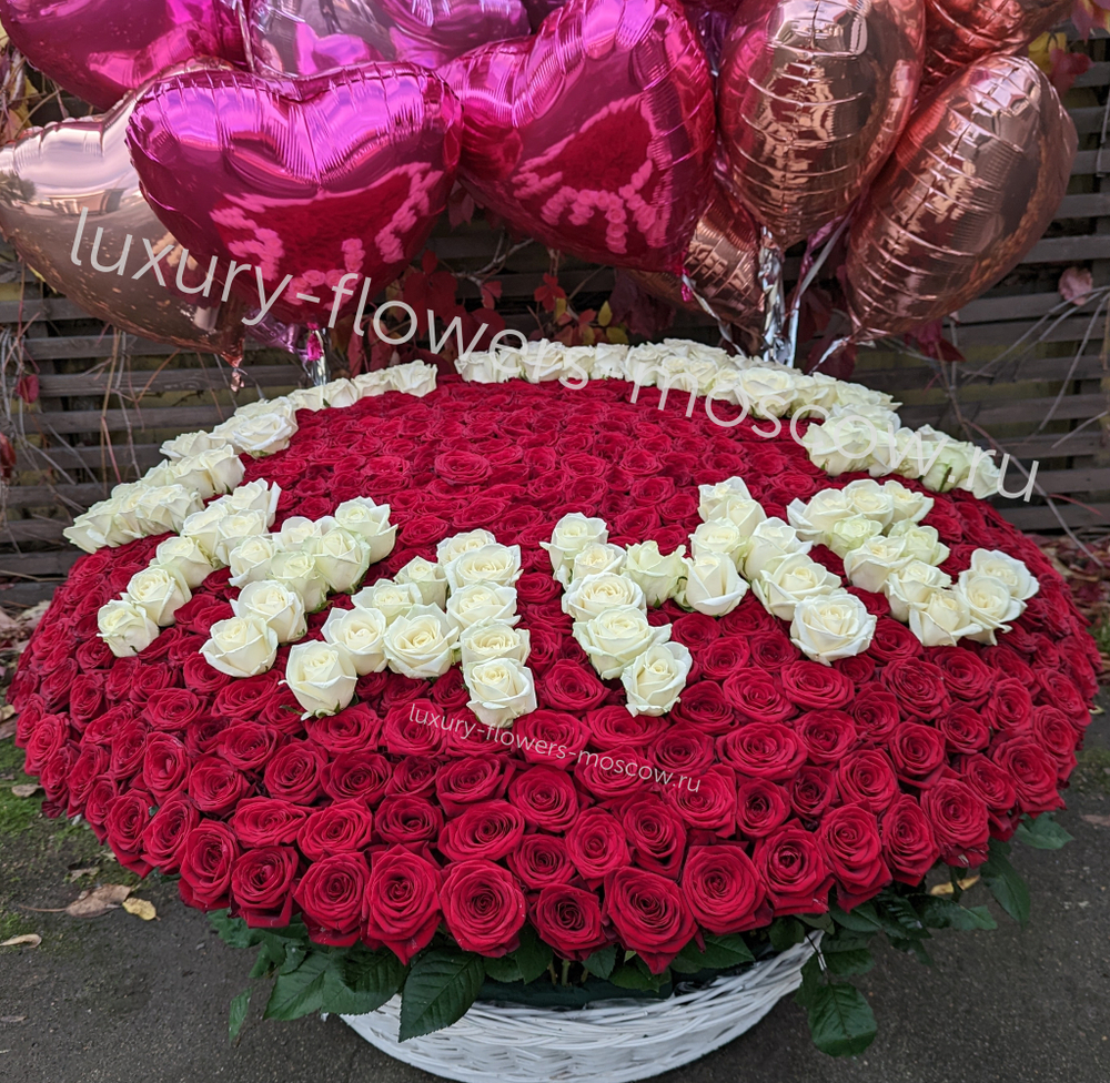 701 роза в корзине с надписью Маме