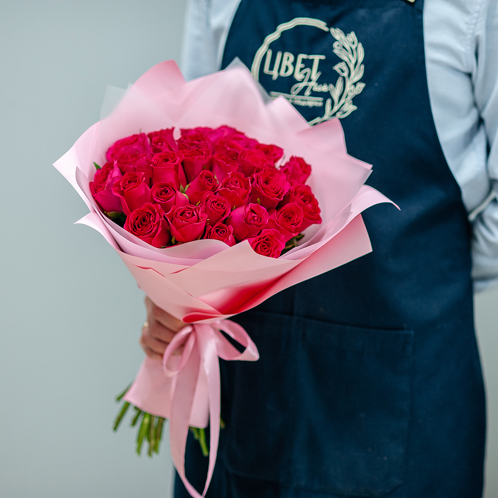 31 малиновая кенийская роза в оформлении