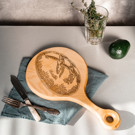 Деревянная разделочная доска из древесины сибирского кедра для хлеба с гравировкой RD46