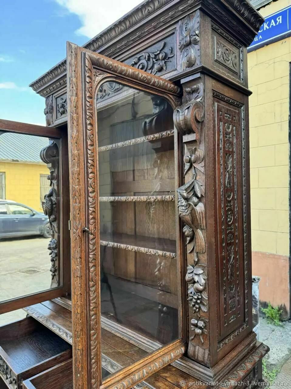 Антикварный книжный шкаф
