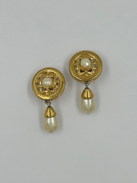 Клипсы с «жемчужными» подвесками Givenchy