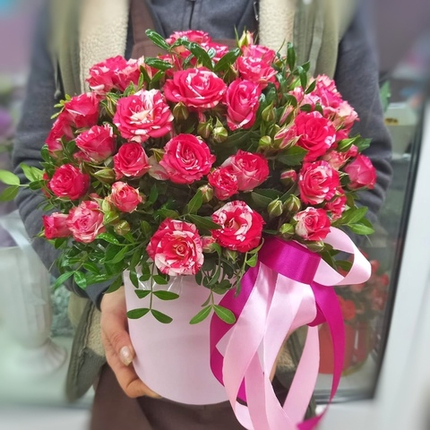 Коробка с кустовыми розами сорта "Фаер Вокс" (Fire Works)