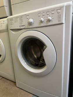 Стиральная машина Indesit IWSC5105 б/у фронтальная 5 кг 1000 об/мин