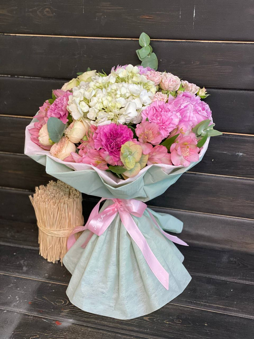 Букет в сером крафте