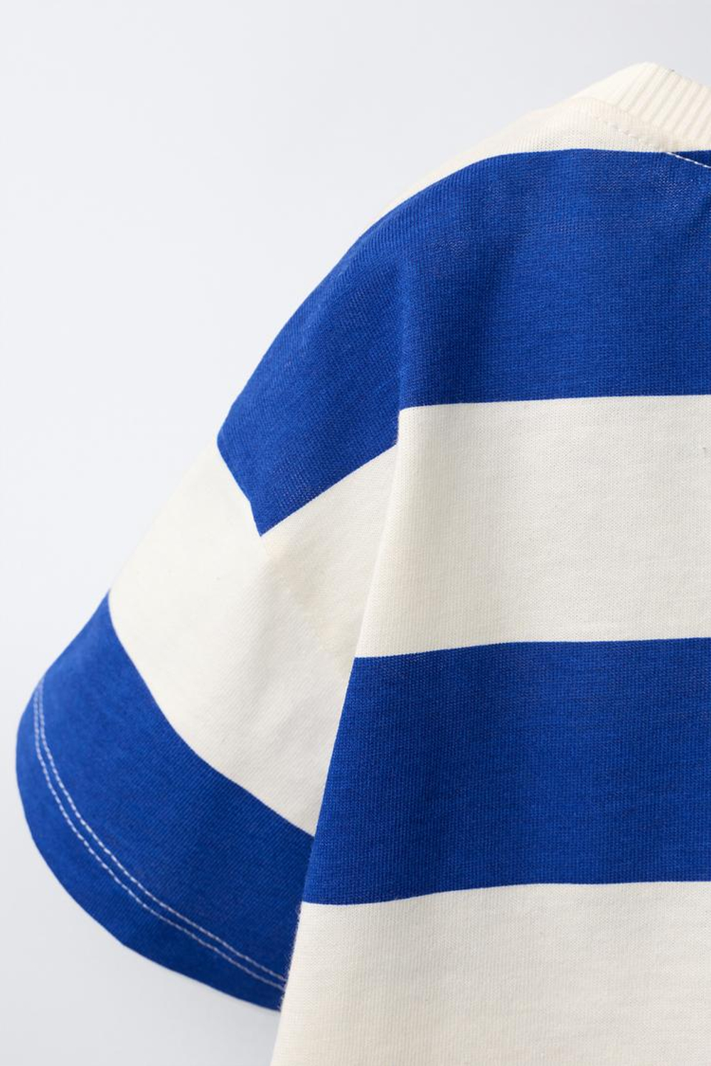 ZARA ФУТБОЛКА В ПОЛОСКУ С ФРУКТОВЫМИ НАШИВКАМИ, ЯРКО-СИНИЙ