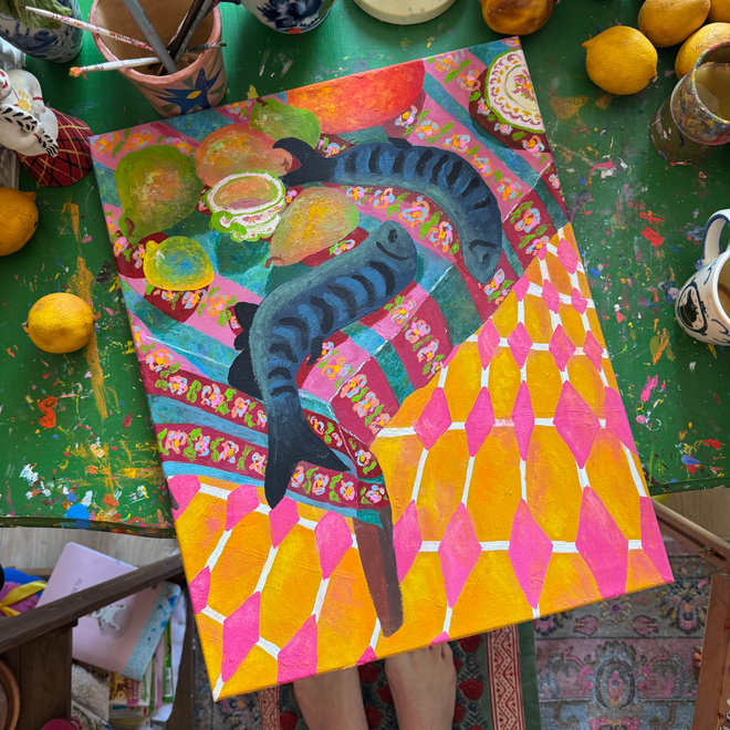 Перележалая рыба на скатерти в цветочек