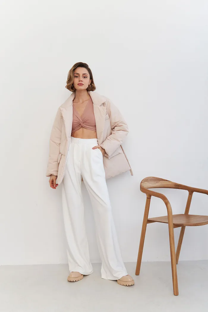 Куртка-пиджак на поясе цвета экрю