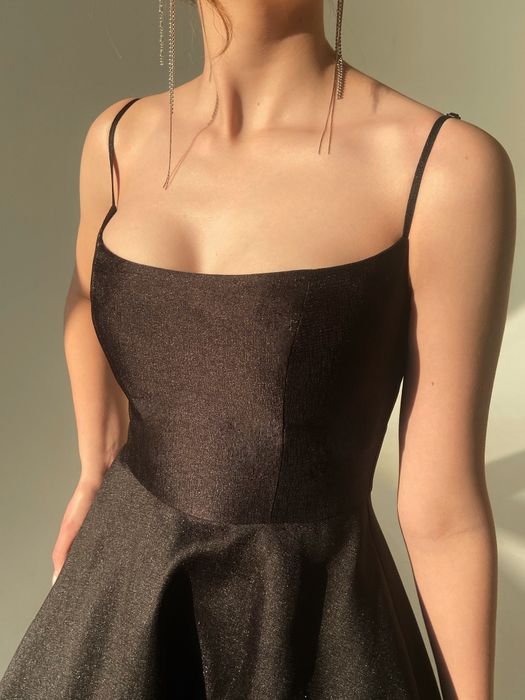 Нарядное платье с пышной юбкой миди (черный)