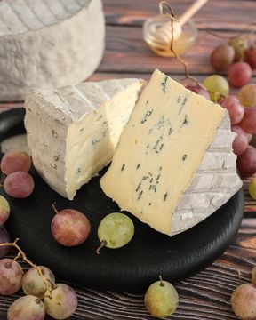 Сыр Монтаньоло с белой и голубой плесенью (в пепле), кг