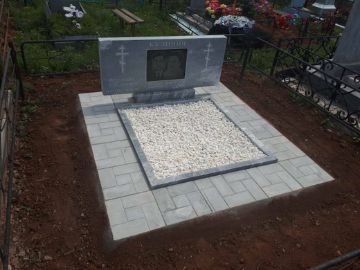 мраморный памятник на 2х с расширенным цветником и тротуарной плиткой.