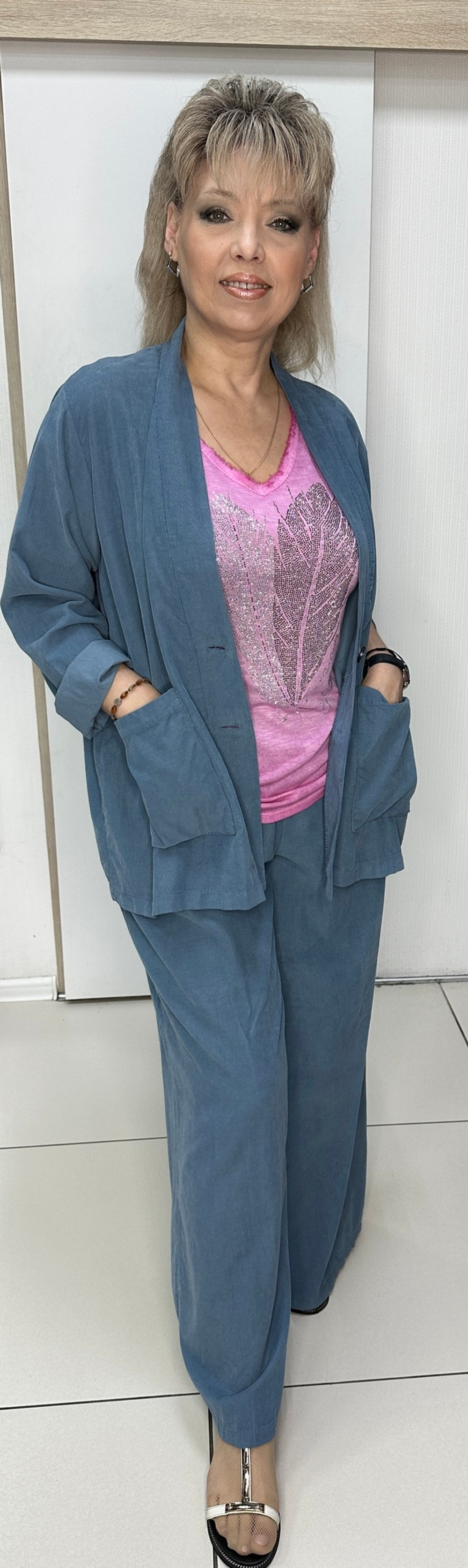 Итальянский брючный костюм из микро вельвета в джинсовом цвете