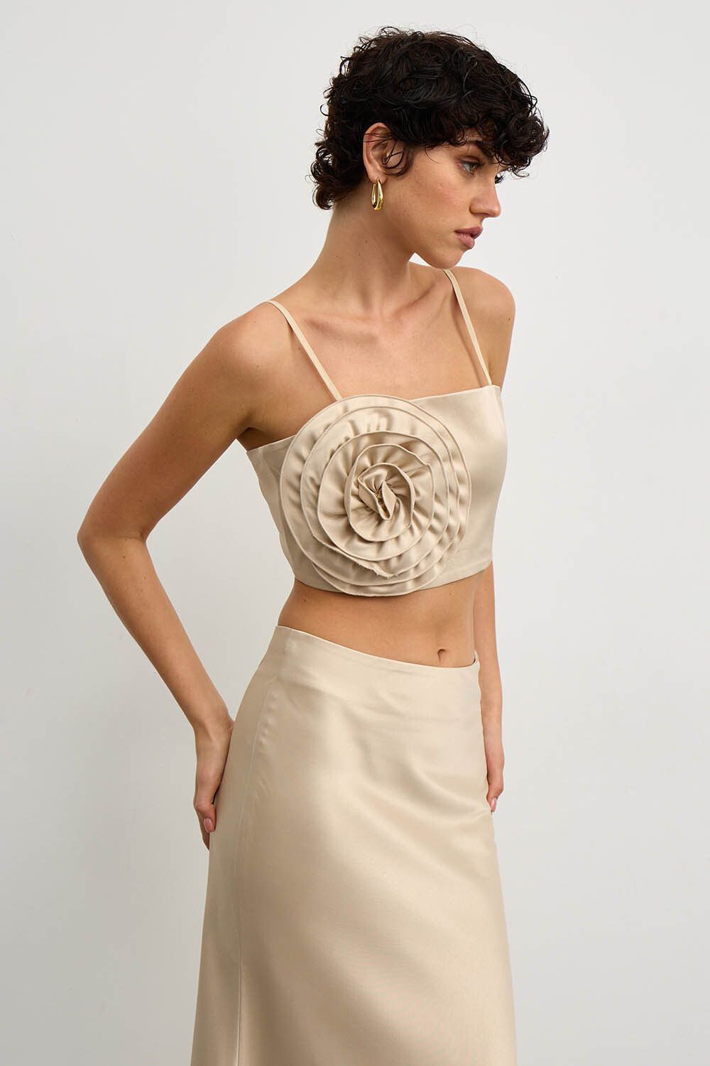 Топ с цветком из атласа цвета шампань