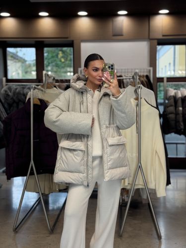 Комбинированный удлиненный пуховик бежевого цвета