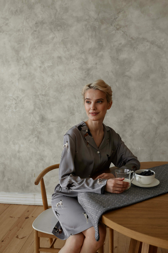 Шелковая рубашка удлиненная с борзыми серебро