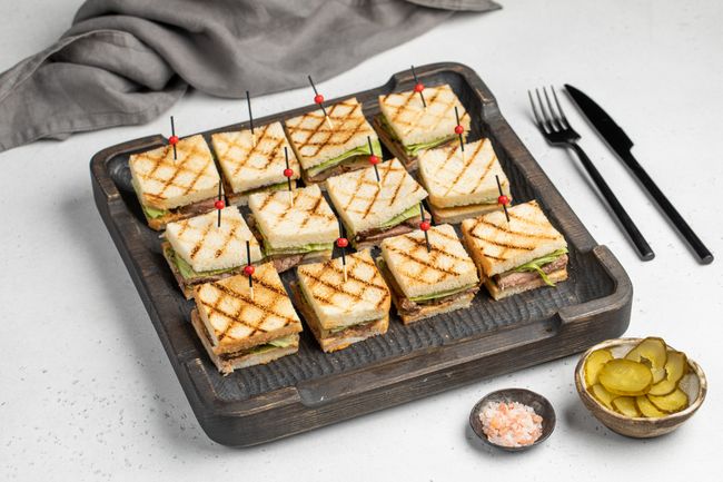 Мини-сэндвич с ростбифом, 12 шт.