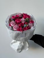 Букет из кустовых роз в ярком оттенке, диантусов и оксипеталума