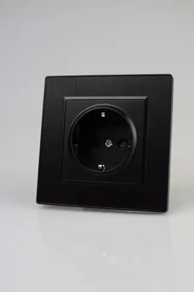 Розетка черная одинарная пластик