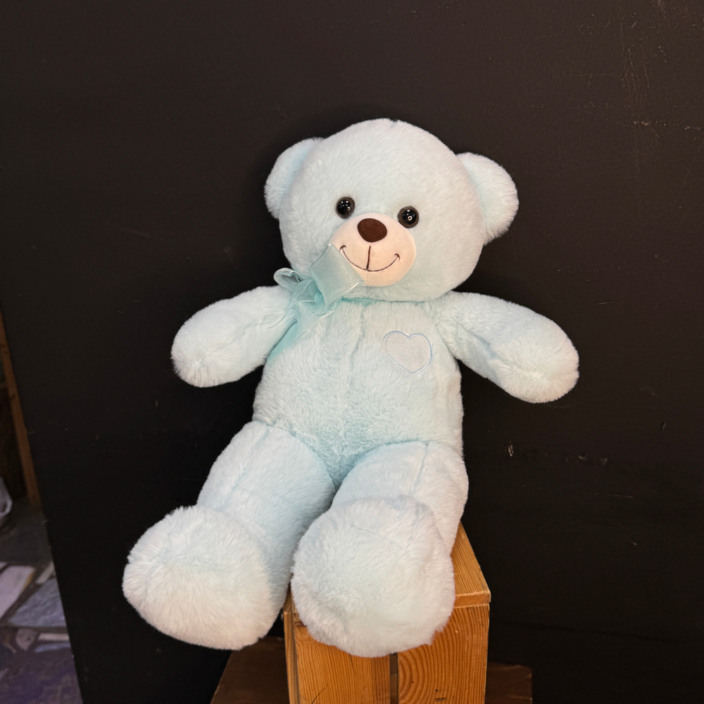 Медведь плюшевый голубого цвета