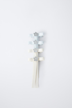 ZARA НАБОР ИЗ 4 ЗАКОЛОК ДЛЯ ВОЛОС С БАНТОМ и ЦВЕТОЧНОЙ ДЕТАЛЬЮ, ЭКРЮ/СИНИЙ