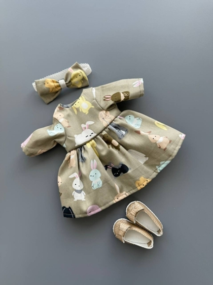 Платье "Зайки на оливковом" с рукавом для куклы Paola Reina 32-34 см
