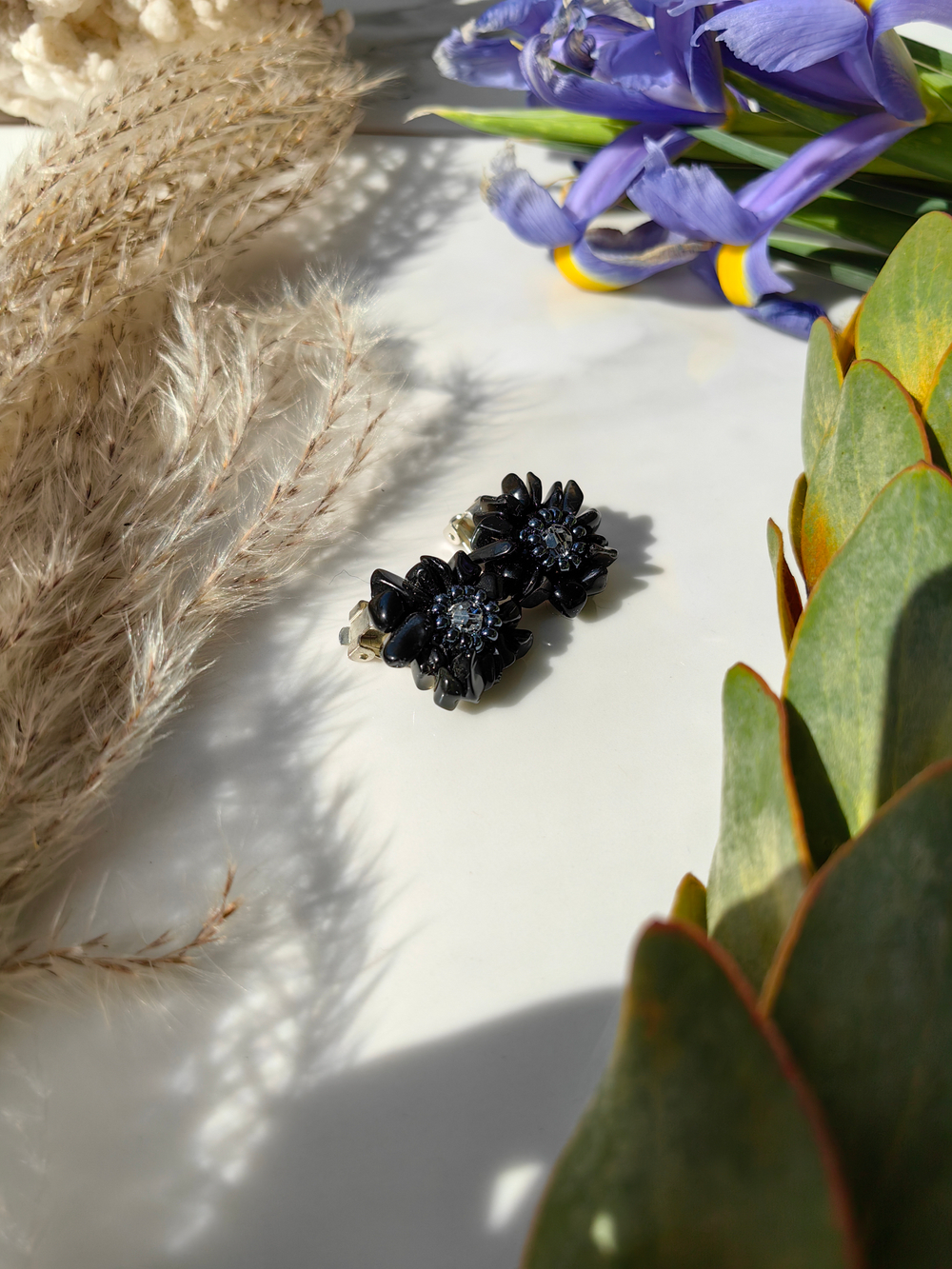 Клипсы "Цветы" ручной работы из бисера с камнем камнем агат и кристаллами Swarovski
