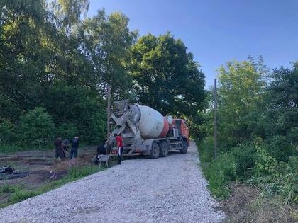 Забетонирован фундамент для откатных ворот